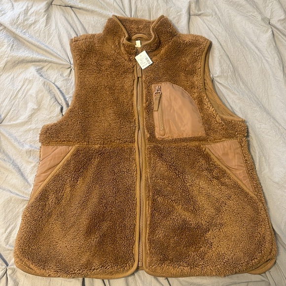 NWT Brown Fuzzy Vest Size Medium - Picture 2 of 4